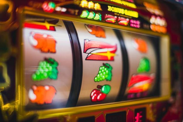 Caritas Bolzano contro l'azzardo sul Corriere dell'Alto Adige - Dilaga il gioco d'azzardo patologico. Spesi mille euro pro capite all'anno